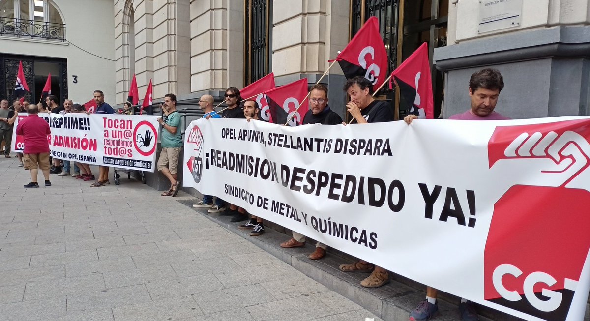 CGTEXTEL's tweet photo. ✊🏿 Ayer, tuvo lugar una concentración en Zaragoza para denunciar la persecución sindical de @Opel contra la #CGT que se ha materializado con el despido de nuestro compañero César, Secretario General de @CGTARAGON. 

Toda nuestra solidaridad ✊🏿

#CesarReadmision https://t.co/RbEwwLF5Zj