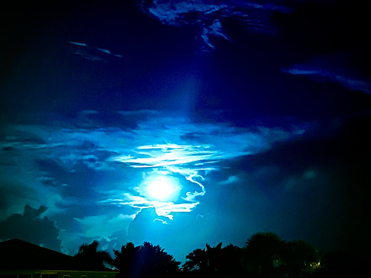 AsklarAdventure's tweet photo. Got a cool shot of the full moon between the storm clouds this morning. https://t.co/sAkfqNHAbH