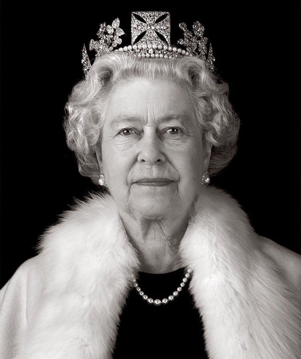 GaryBarlow's tweet photo. This is an unbelievably sad day. Since the day I was born Queen Elizabeth has led us through good times and bad in the most extraordinary way. I am so honoured to have met her, talked to her and work for her. Those memories will never fade. Rest well your Majesty. https://t.co/1h99qG6dfb