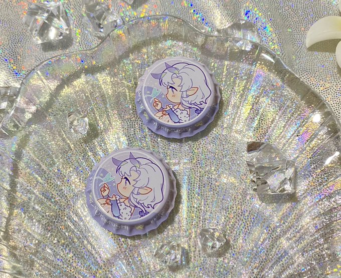 做了新的周邊💕
超可愛的瓶蓋胸章XD
還有吊飾+胸章的套組喔!
請各位挑看選看🥺
https://t.co/5rShMDHmdd 