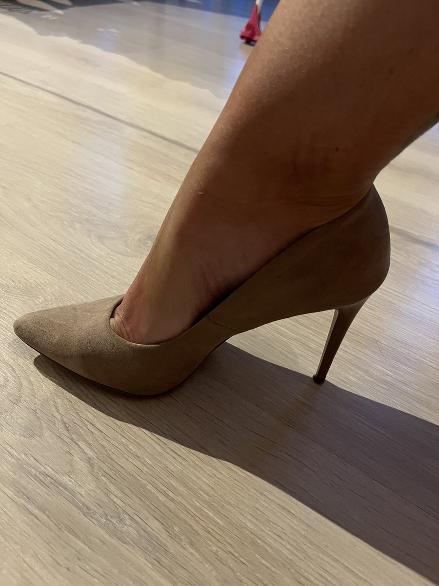 AngelFe87603508's tweet photo. Friday payday 🎉 who wants to buy some ? Ready to send you custom content today 🔥🔥🔥 #feet #feetfethish #feetworship #feetpicsforsales #buyingcontent #sellingcontent #moneyslaves #pieds #fetichistespied https://t.co/k7GmPFOQY7