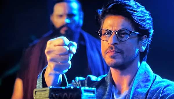 BOWorldwide's tweet photo. Power Of King: #Brahmastra Celebrate It’s Big Day But Fans Celebrate #ShahRukhKhan, Twitter Floods With #SRK Praises!

https://t.co/poGwprcv9S

@iamsrk #BrahmastraMovie #AliaBhatt #RanbirKapoor @SRKCHENNAIFC @SRKUniverse @teamsrkbutwal @TeamSRKWarriors @iamsrkclub @SRK_FC https://t.co/mD7KxBu1PD