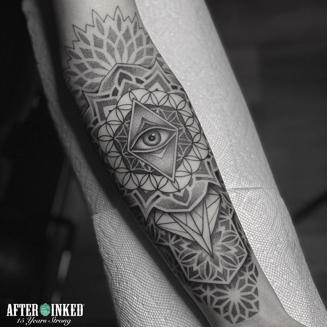 AfterInked's tweet photo. Geometric tattoos are those that have a symmetry in the balance and harmony of life, they symbolize life, nature and the world in general. #geometric #afterinked #proudusers #formulatedforperfection #afterinkedeveryday #tattooaftercare #vegan #tattoosbynickfierro #algorithmtattoo https://t.co/qYAhYsQRav