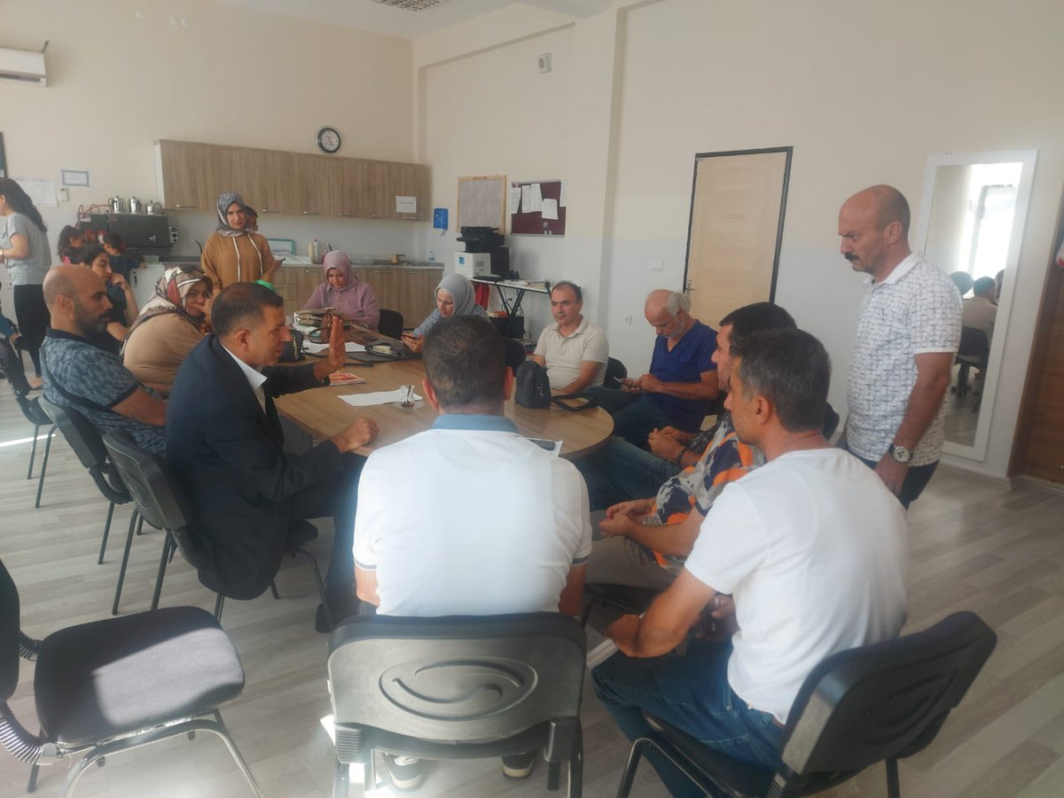 ebsdiyarbakir1's tweet photo. Şube Başkanımız @tekdemiRamazan,yönetim kurulu üyelerimiz ve @EbsBaglar ilçe yönetimimiz ile beraber Bağlar İpekyolu ilkokulunu ziyaret edip  eğitim çalışanları arkadaşlarımızla  bir araya gelerek eğitim sorunları ve çözüm önerileri noktasında değerlendirmeler yaptık. https://t.co/wTukAZMWTA