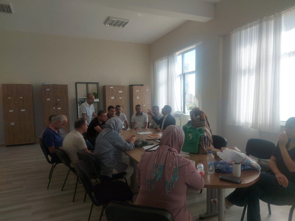ebsdiyarbakir1's tweet photo. Şube Başkanımız @tekdemiRamazan,yönetim kurulu üyelerimiz ve @EbsBaglar ilçe yönetimimiz ile beraber Bağlar İpekyolu ilkokulunu ziyaret edip  eğitim çalışanları arkadaşlarımızla  bir araya gelerek eğitim sorunları ve çözüm önerileri noktasında değerlendirmeler yaptık. https://t.co/wTukAZMWTA