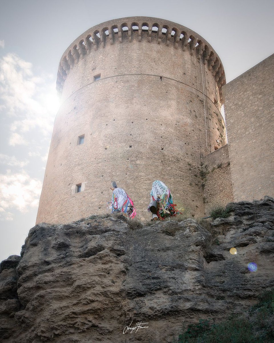 [#igersmateragoesto ➡ #Tricarico ]
Le maschere antropologiche del carnevale di Tricarico e la torre normanna: puro spettacolo ❤ 
📸 @ francescolorentzo 

#igersmatera
#igersbasilicata
#igersitalia