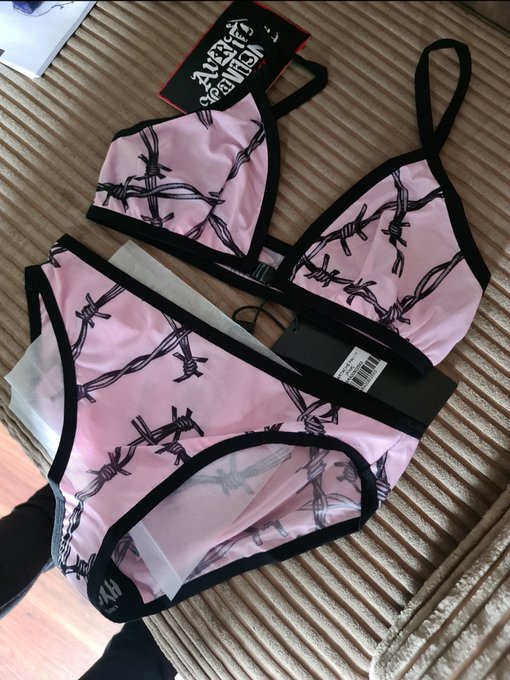 My other Avril Lavigne set 😘 Which is your favourite? https://t.co/AlSI5mGgBV