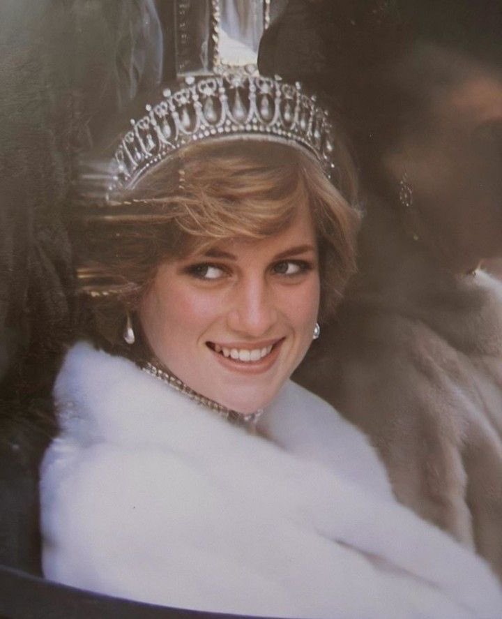 Buat yang masih bela si camilla, blg dia first lovenya charles lah apalah, nonton deh film dokumenter ini. Lady diana yg langsung ceritain gimana kebusukan charles dan camilla ke diana sampai diana berapa kali pengen bunuh diri💔 nangis banget pas nonton ini 😭😭💔💔