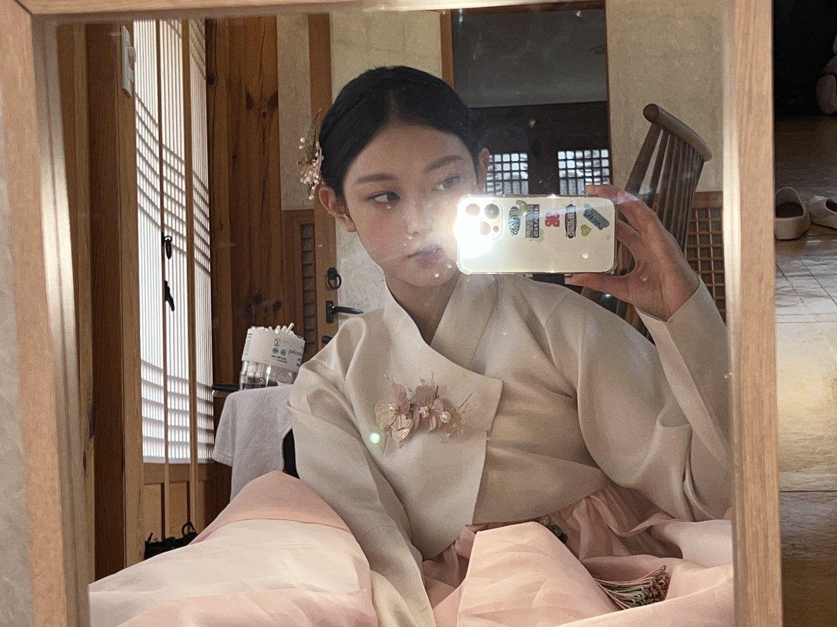 haellcat's tweet photo. 이쁘고단아한한복과대조되는그녀의폰케 https://t.co/JulGkM63UC