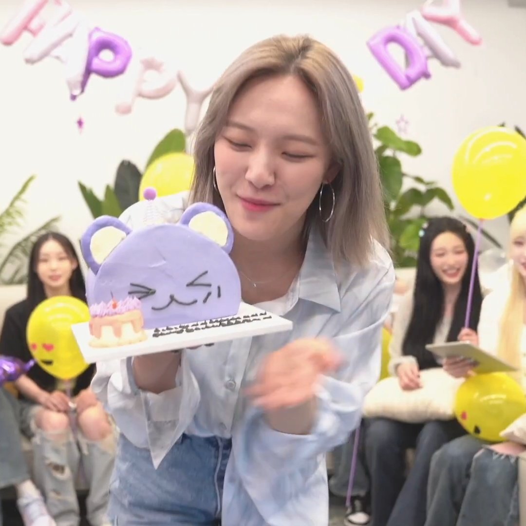 suafied's tweet photo. sua's first birthday as an idol 

MOON SUMILE DAY
#내인생의_가장_밝은달_문수아
#Shining_MOONlightSUA https://t.co/mlk0ia5oXj
