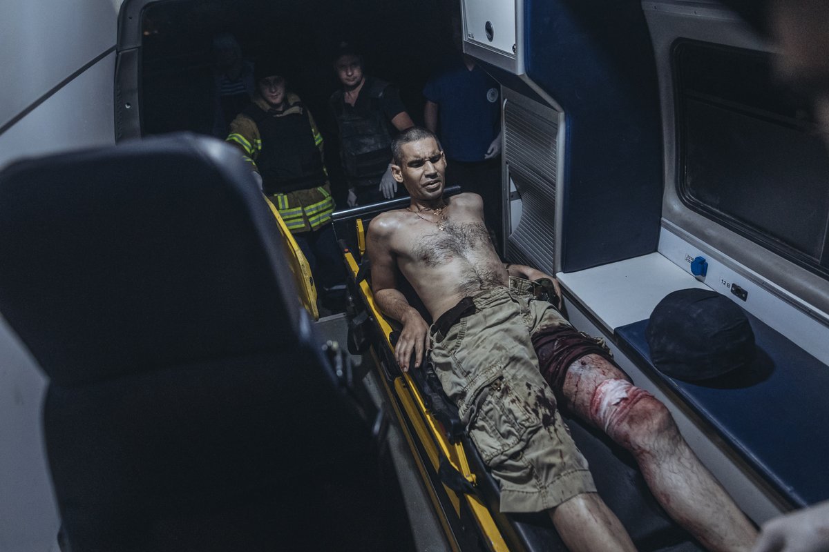 dherreraphoto's tweet photo. Lo cierto es q no me importa q Isabel II haya muerto. En #Ucrania siguen muriendo civiles y no hay casi nadie poniéndole cara. Me importan las personas q salen en estas fotos, héroes y víctimas de la guerra. Ellos deben abrir portadas y no una reina q poco ha hecho por el pueblo. https://t.co/zy79MSHBeP