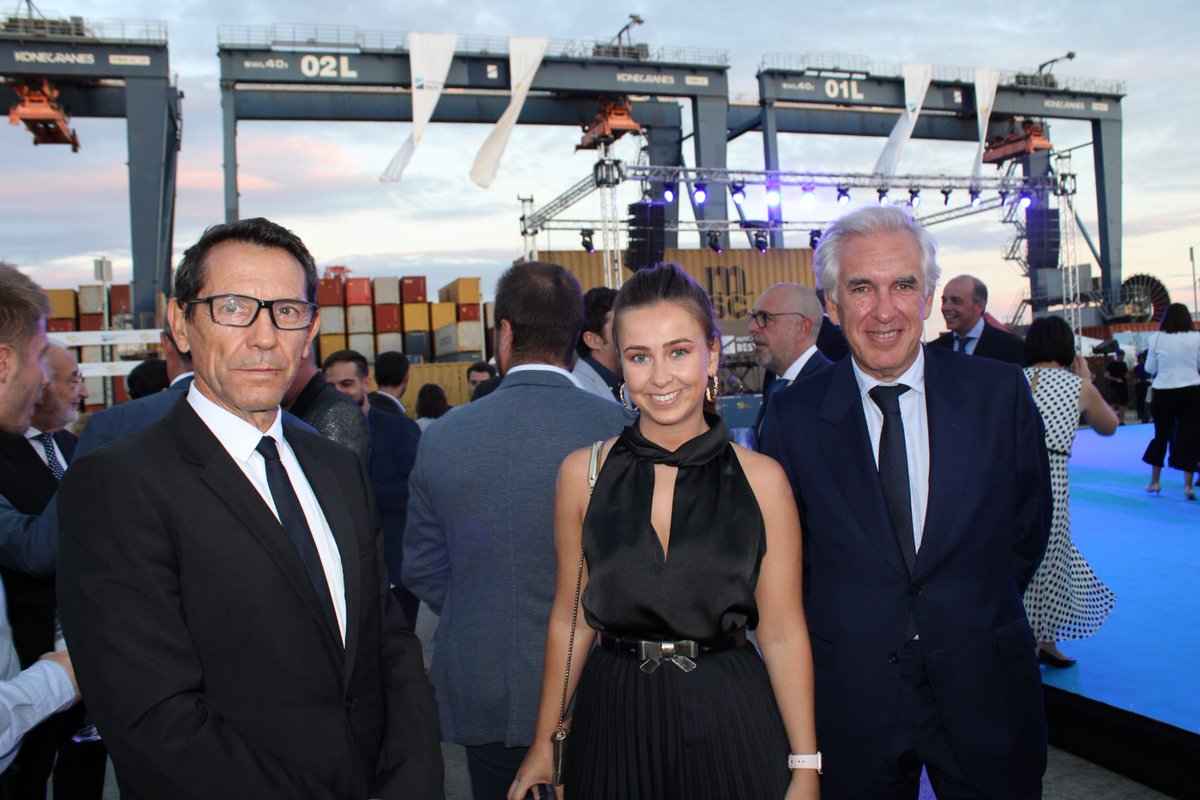 anesco_es's tweet photo. La terminal de Hutchison Ports BEST en #Barcelona celebró anoche su 10º aniversario y #ANESCO no podía faltar a la cita con uno de sus socios 😉
¡Enhorabuena y a por muchos años más!
#estiba #empresasestibadoras #ports #puertos #terminalesportuarias https://t.co/dE6akGoCQU