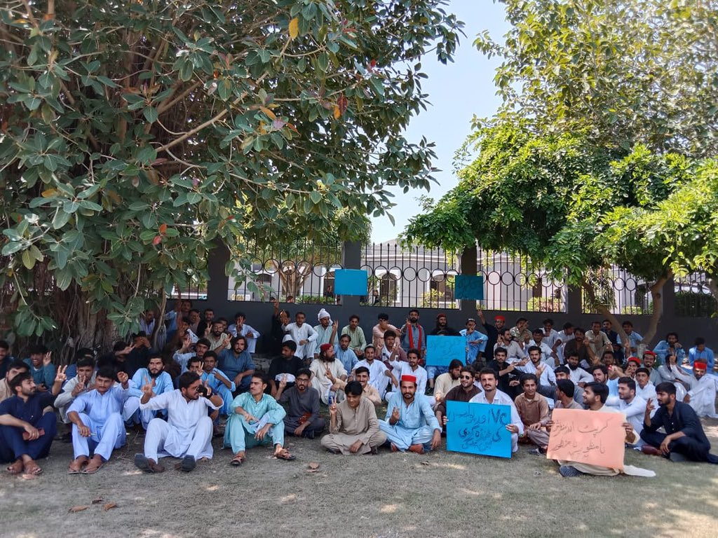 syedasad_14's tweet photo. گومل یونیورسٹی کے طلبا کئی دنوں سے اپنے جائز حقوق کے لیے سراپہ احتجاج ہے یونیورسٹی انتظامیہ محتلف طریقوں سے ان کو دبانے میں لگے ہیں ہم حکومت وقت سے مطالبہ کرتے ہیں کہ طلباء کے مطالبات کو تسلیم کیا جائے بصورت دیگر PSF پورے ملک میں احتجاجی تحریک شروع کریں گی

#SaveGomalUniversity https://t.co/WoChtcErag