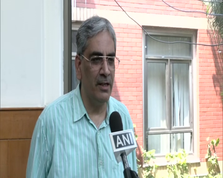 ANI's tweet photo. Delhi | Due to fund deficit, pay cut of teachers happening since last 2 yrs in 12 colleges under Delhi govt. We've held demonstrations outside CM's house, gone to Dy CM, nobody listened to us. We want the Central govt to take these colleges under its wing:AK Baghi, DUTA President https://t.co/5l8tLxeYO2