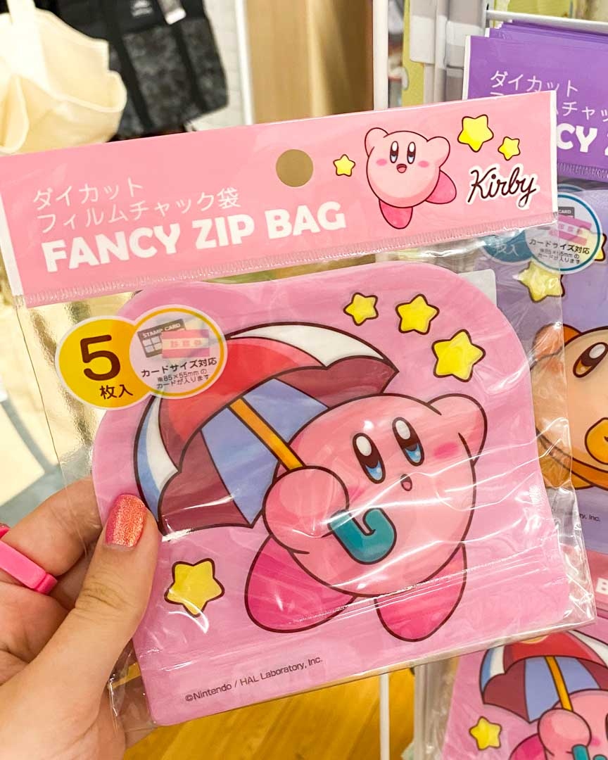 BlippoCom's tweet image. 💞🎀 Look how cute this Kirby Fancy Zip Bag is!?  😍💌 Perfect for a snack or any bits and pieces! What do you think? 🤔🌸💞

#kirby #kirbyplushie #waddledee #waddledeelover #kirbystuff #kirbystarallies #kirbysuperstar #kirbymerch #kirbybasket #kirbystoragebox