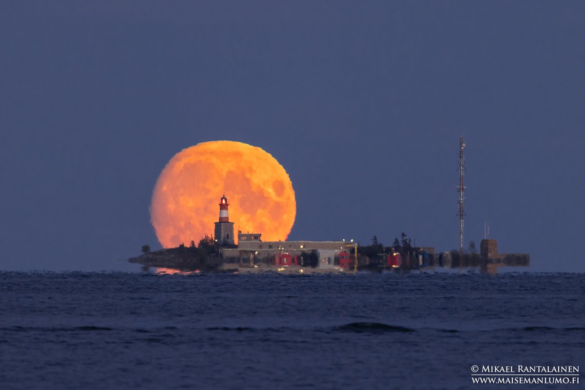 FinnishViews's tweet photo. #Moon and #Harmaja lighthouse from #Lauttasaari yesterday with my night photography course 🙂 #visithelsinki #visitfinland #discoverfinland #myhelsinki #kuu https://t.co/qIQgfCb5MB