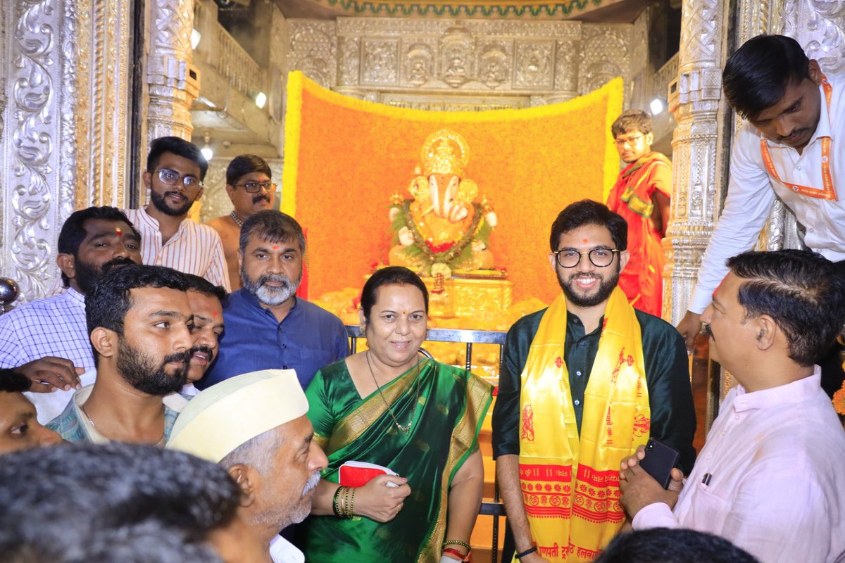 AhirsachinAhir's tweet photo. श्रीमंत दगडूशेठ हलवाई गणपती की जय 🙏

मा.श्री.@AUThackeray जी यांच्यासह पुणे येथील श्रीमंत दगडूशेठ हलवाई गणपती बाप्पाचे मनोभावे दर्शन घेऊन आरती करण्यात आली.
त्यावेळी मा.सौ.@neelamgorhe ताई व पदाधिकारी- कार्यकर्ते देखील उपस्थित होते.

गणपती बाप्पा मोरया!!
मंगलमूर्ती मोरया!! https://t.co/bO6L6qKhnl