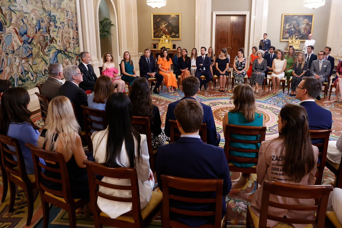 CasaReal's tweet photo. El Rey recibe, en el Palacio de la Zarzuela, a las tres últimas promociones del Cuerpo Superior de Letrados de la Administración de la Seguridad Social.

➡️https://t.co/aMf4vPVeMv https://t.co/qwxp3JPCIG
