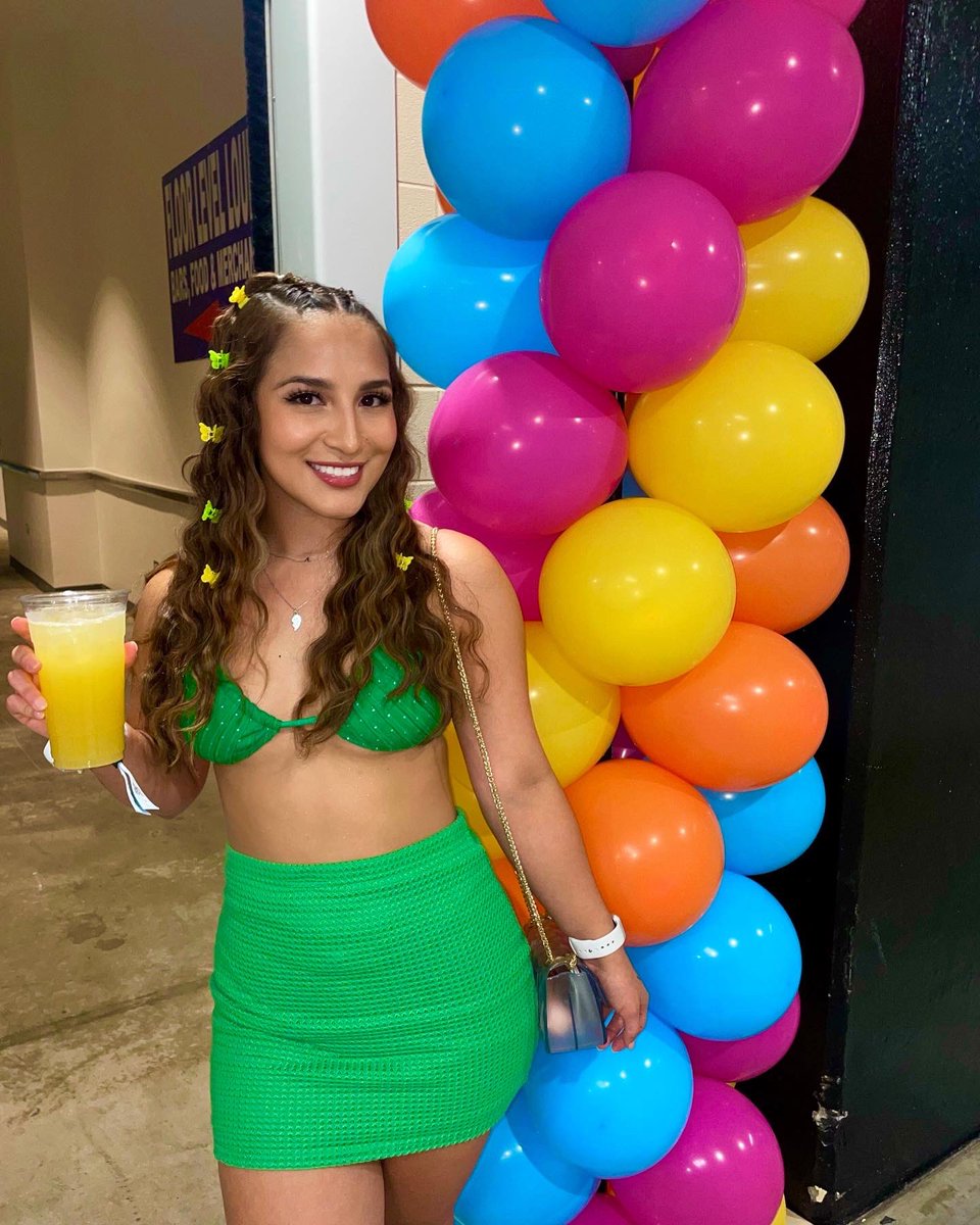 Valeriieeeee's tweet photo. Bad bunny, lista para que me lleves a un VIP 💚 https://t.co/mIKx1XLuVc