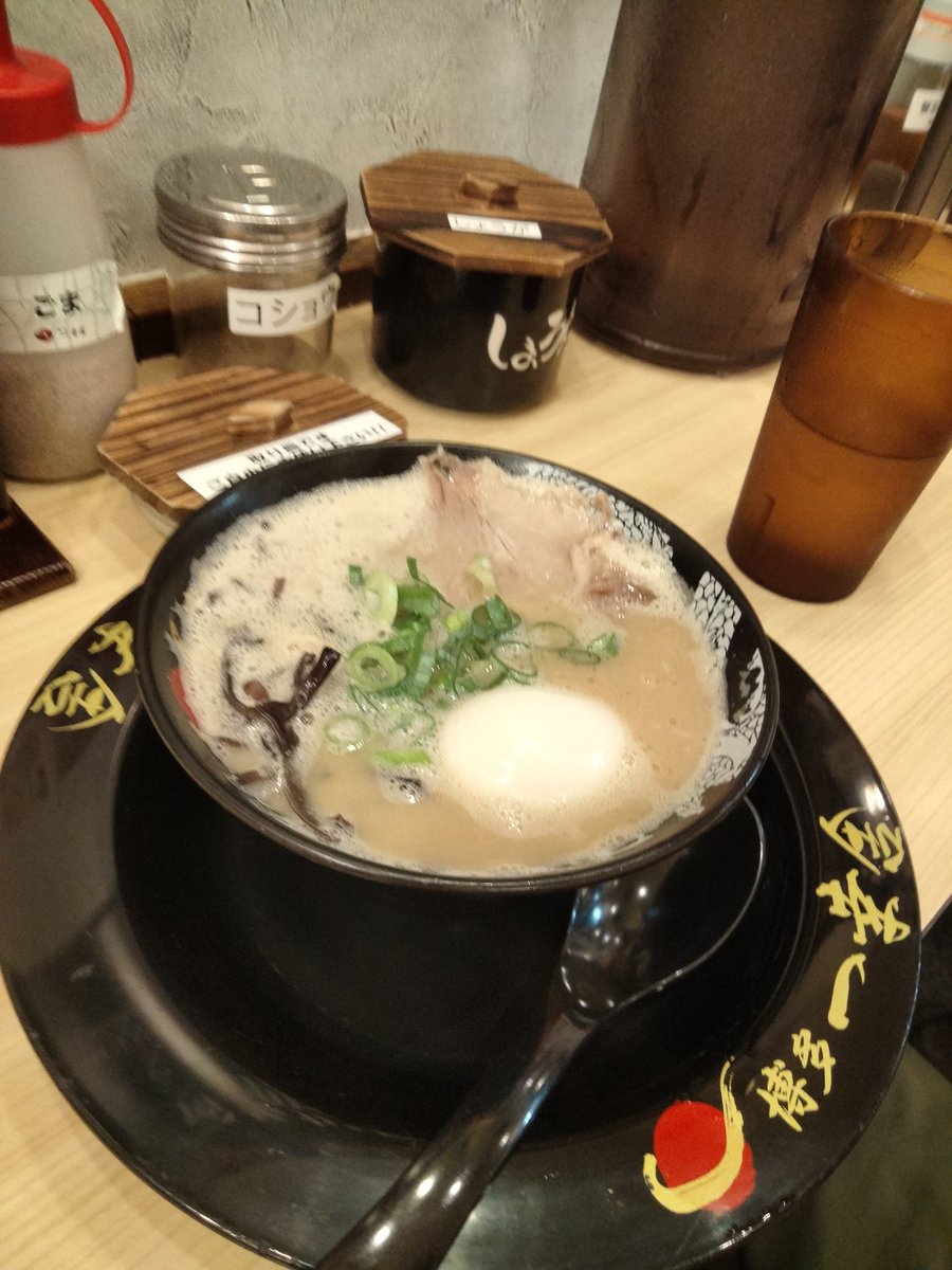 MmbzQn's tweet photo. 人生初!!博多ラーメン🍜 https://t.co/WOkK0pJXkr