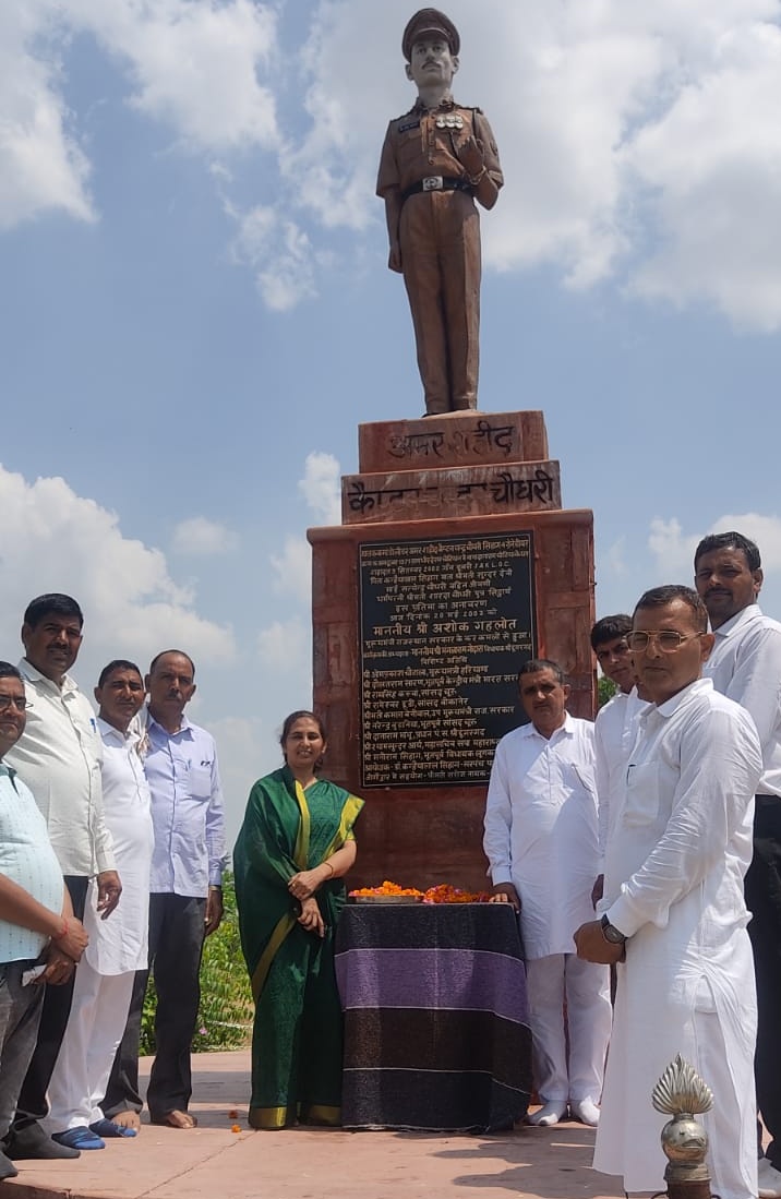37VManhas's tweet photo. Homage being paid to 

CAPTAIN CHANDER CHOUDHARY 
4 GRENADIERS
#IndianArmy

on his balidan diwas today.
Captain Chander Choudhary was immortalized at Mahore in J&amp;K in 2002 fighting terrorists.

#FreedomisnotFree 
#ForceBehindTheForces 
#CostofWar https://t.co/sRp5zCFbna