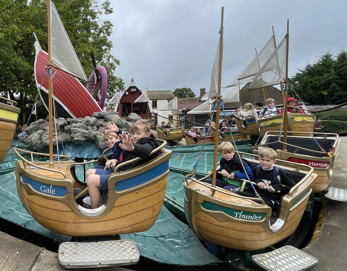 RHHeadmaster's tweet image. It’s all smiles for the @RussellHouseSch Form 7s facing personal challenges - #resilience building with #funalltheway