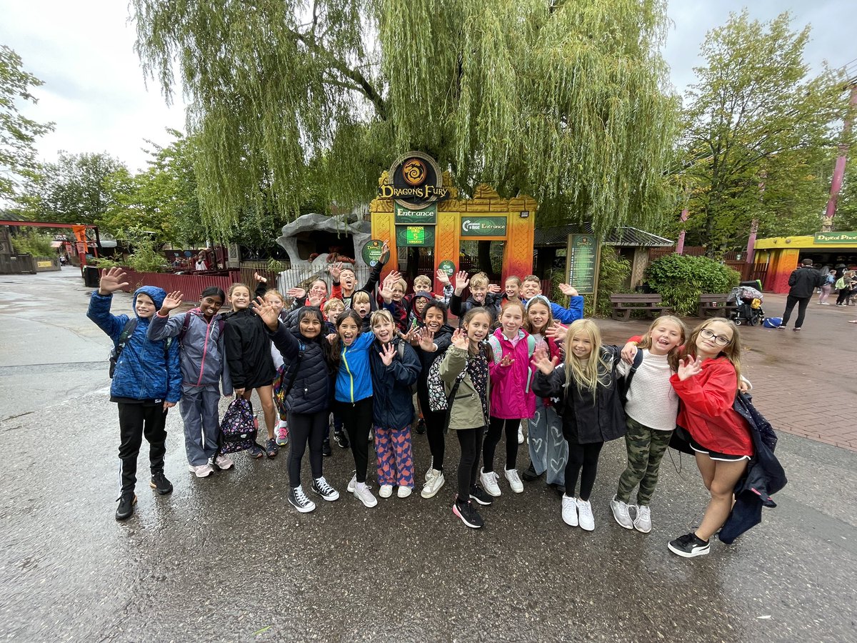 RHHeadmaster's tweet image. It’s all smiles for the @RussellHouseSch Form 7s facing personal challenges - #resilience building with #funalltheway