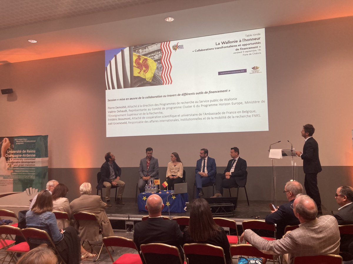 La « journée institutionnelle : la Wallonie à l’honneur » de l’<a href="/universitereims/">Université de Reims Champagne-Ardenne</a> ouverte par <a href="/Clement_URCA/">Christophe Clément</a> commence avec une table ronde sur les collaborations transfrontalières et les opportunités de financements ! 🇧🇪🇫🇷#semainedelabioeconomie #Villagedelabioeconomie