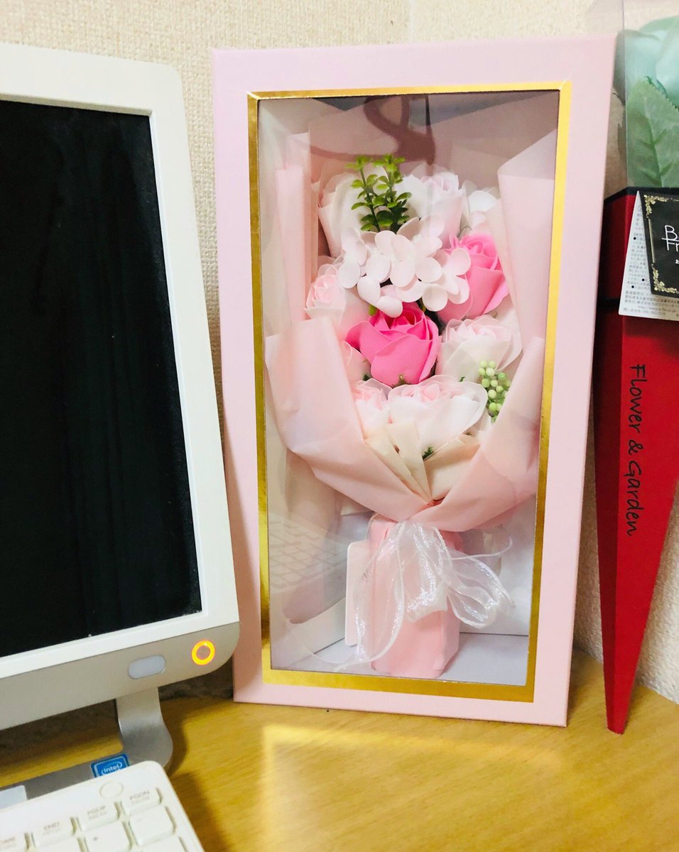 大切なお友達から誕生日プレゼント届きました💕メチャクチャ嬉しいです😊ソープフラワー🌹大切にずっと飾ります(๑>◡<๑)ありがとう💕
＃ソープフラワー
