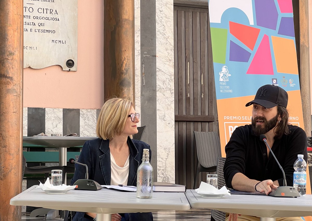 premioseledoro's tweet photo. Inizia il #Bibliocafè 📚del venerdì con @CarlosSolito e il libro “Troppa notte intorno a me”, edito da @Sperling_Kupfer

#seledoro2022 #BridgesVsWalls https://t.co/MrDLPnNUbB