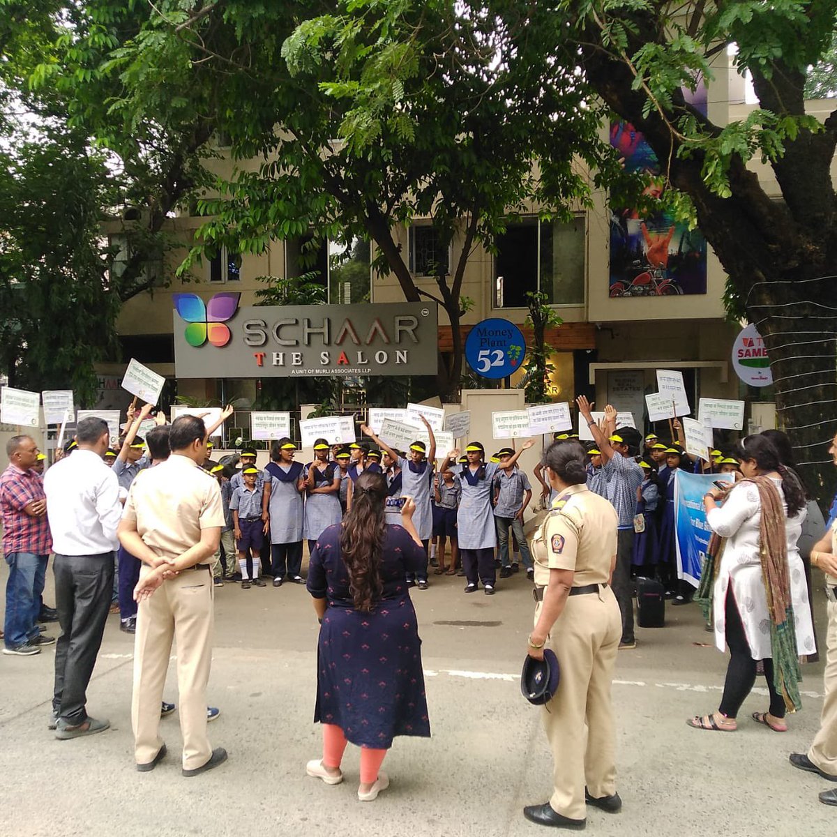 leena_buddhe's tweet photo. Nagpur#7th September , the UN day for clean air for blue skies CFSD &amp; Warrior moms organised rally #pitale Shastri Govt school#street play on air pollution at prominent laxminagar square during rally #snake &amp; ladder game on air pollution . oath taking by students @Warriormomsin https://t.co/62YCF3fm7v