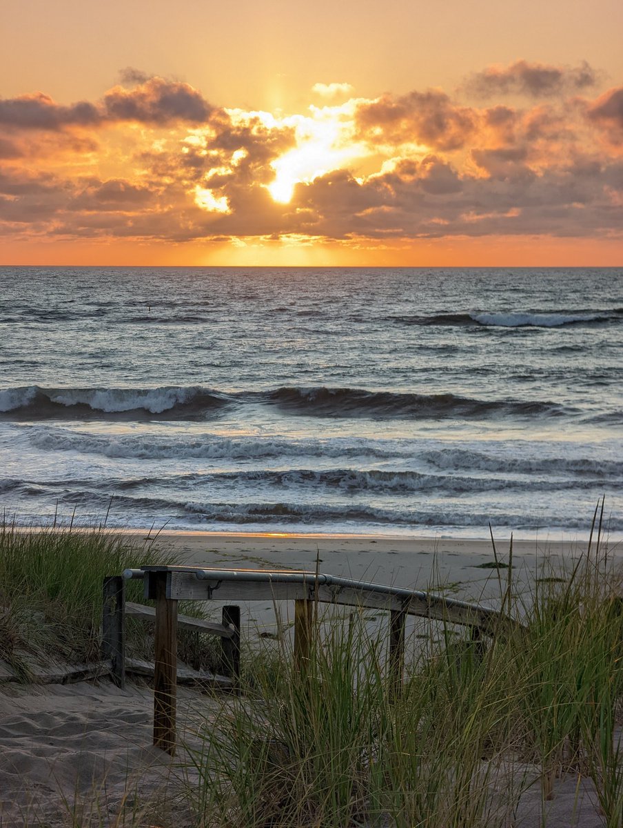 CCCAlanPollock's tweet image. A perfect start to a #capecod day at Nauset Beach, #Orleans.