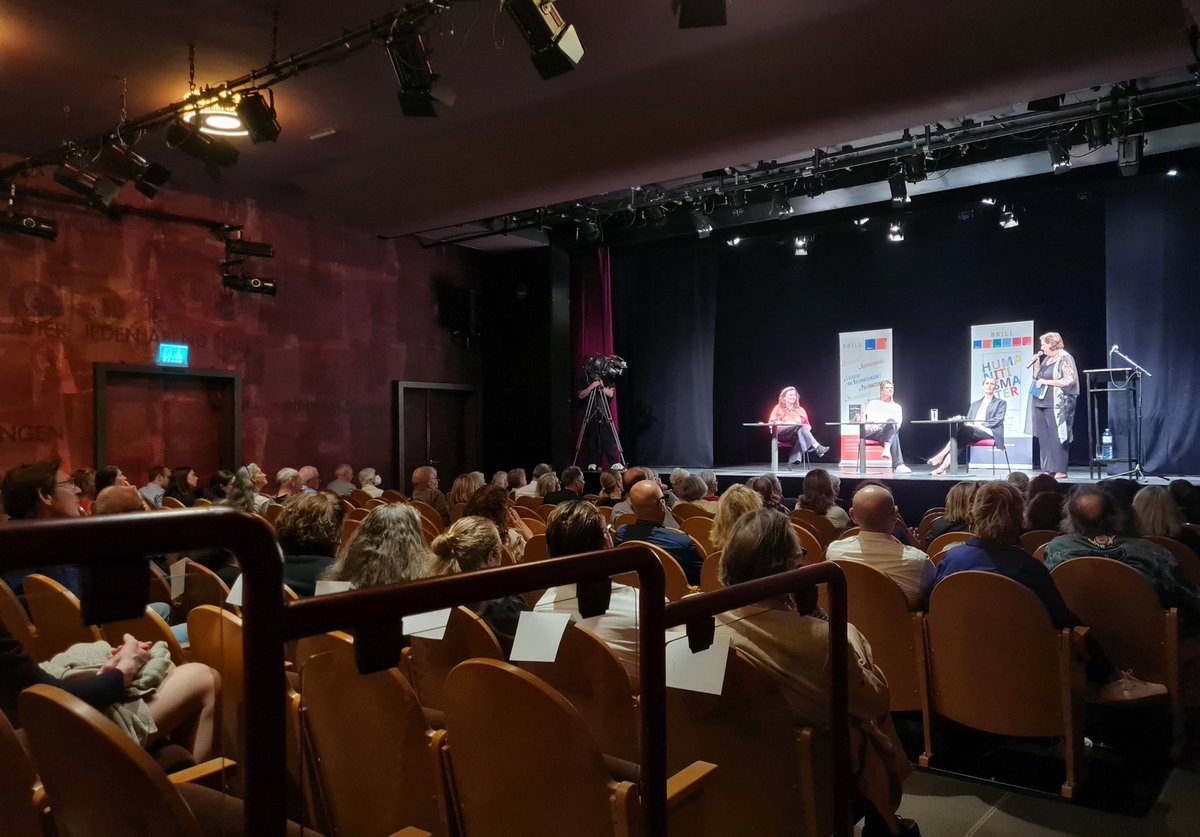 BoehlauVerlag's tweet photo. Im traditionsreichen stadtTheater walfischgasse sprachen Annie Rüdegger-Rosar und Regina Jankowitsch über ihr Buch "Die Schauspielerin Annie Rosar". Nicole Beutler (u.a. bekannt aus den "Vorstadtweibern") las Passagen aus der Biografie. 
Zum Buch: https://t.co/1dtQGgkiuJ https://t.co/1LpbOR1BYX