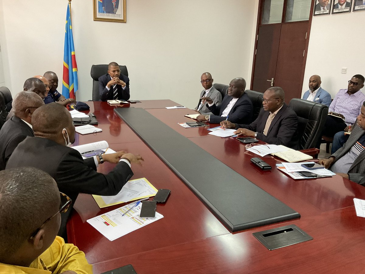 Min_hydro_Rdc's tweet photo. Le ministre Budimbu,vient de tenir une réunion ce vendredi avec les sociétés de la logistique pétrolière (SEP et LEREXCOM) afin d’augmenter la distribution de l’essence. Plus de plan de contingentement,la distribution redevient à la normale avec 1300 mètres cube par jour. https://t.co/GMFbsDSZ1M