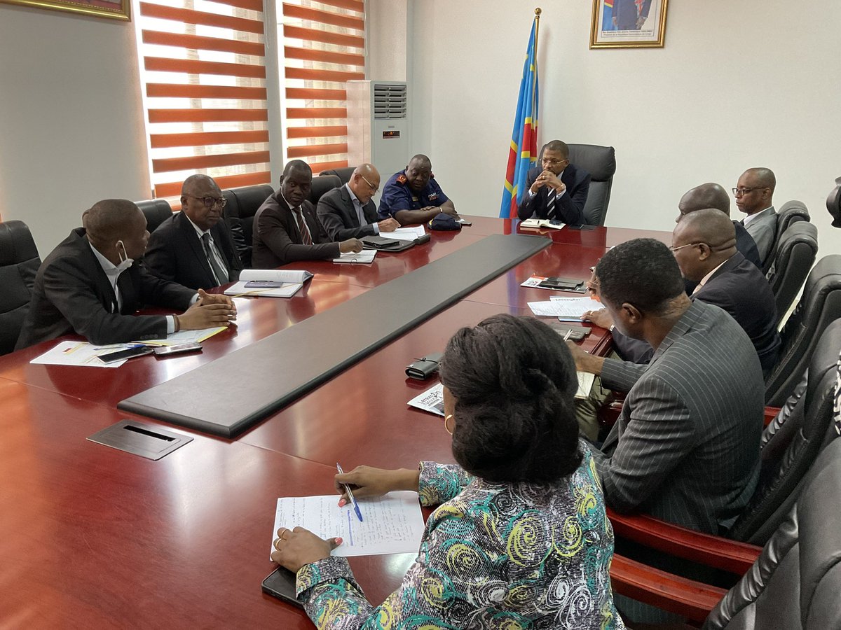 Min_hydro_Rdc's tweet photo. Le ministre Budimbu,vient de tenir une réunion ce vendredi avec les sociétés de la logistique pétrolière (SEP et LEREXCOM) afin d’augmenter la distribution de l’essence. Plus de plan de contingentement,la distribution redevient à la normale avec 1300 mètres cube par jour. https://t.co/GMFbsDSZ1M