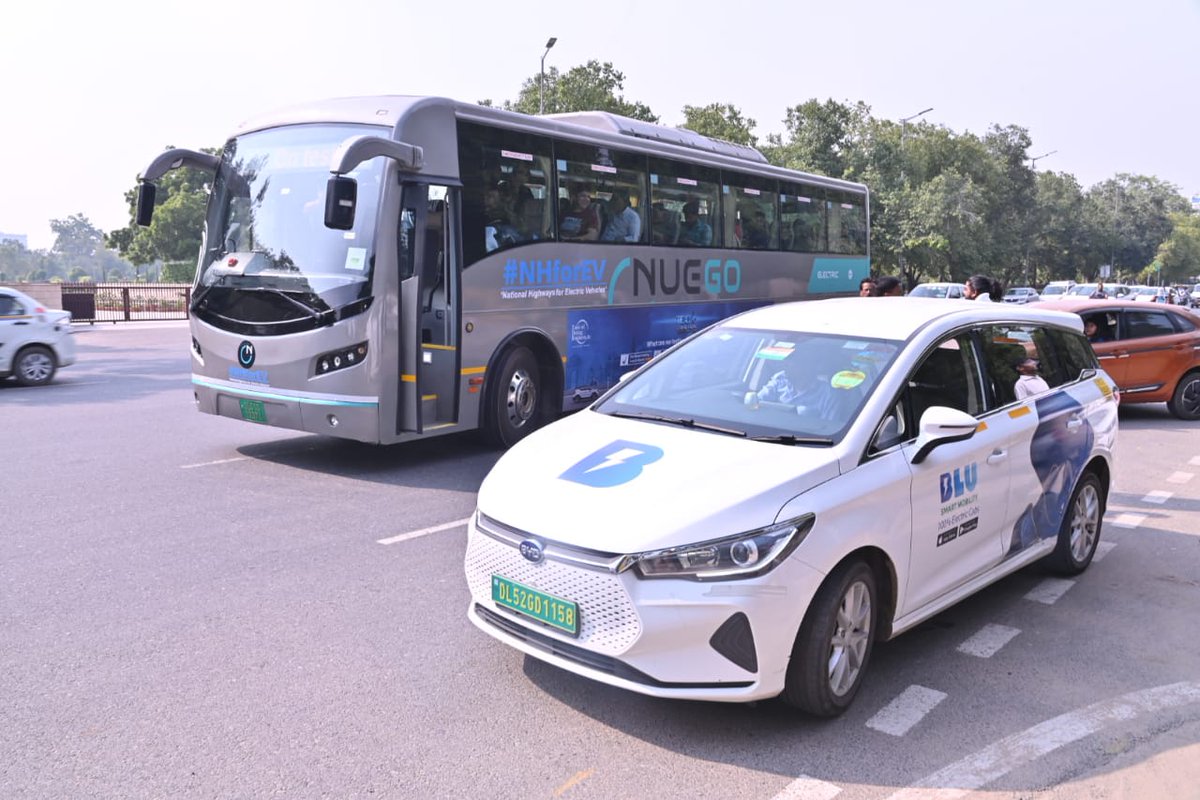 NHforEV's tweet photo. Mr @Abhijeet_Sinhaa, National Program Director - @EODB_IN, Project Director - #NHEV, has flagged off the EVs from Colonel Dhyan Chand National Stadium during the opening ceremony of Tech Trial Run-2 with the aim to boost E-mobility in India. 
#TechTrialRun https://t.co/LYoFOMcP1V