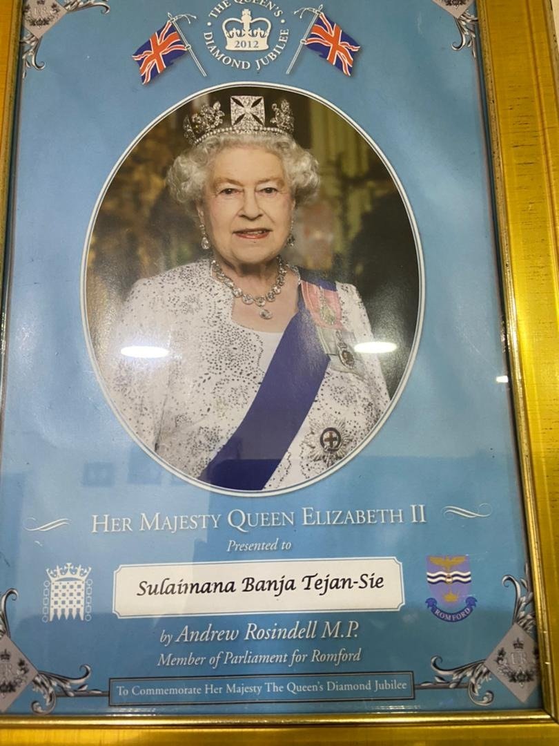 tejan_sie's tweet photo. As we mourn the death of a great and gracious Monarch who once said " Grief is the price we pay for Love" , let us continue to be guided by her enduring legacy of selfless and endless service and duty to country and a limitless love for humanity. Rest in Peace our Glorious Queen. https://t.co/9ju0vyWDIa