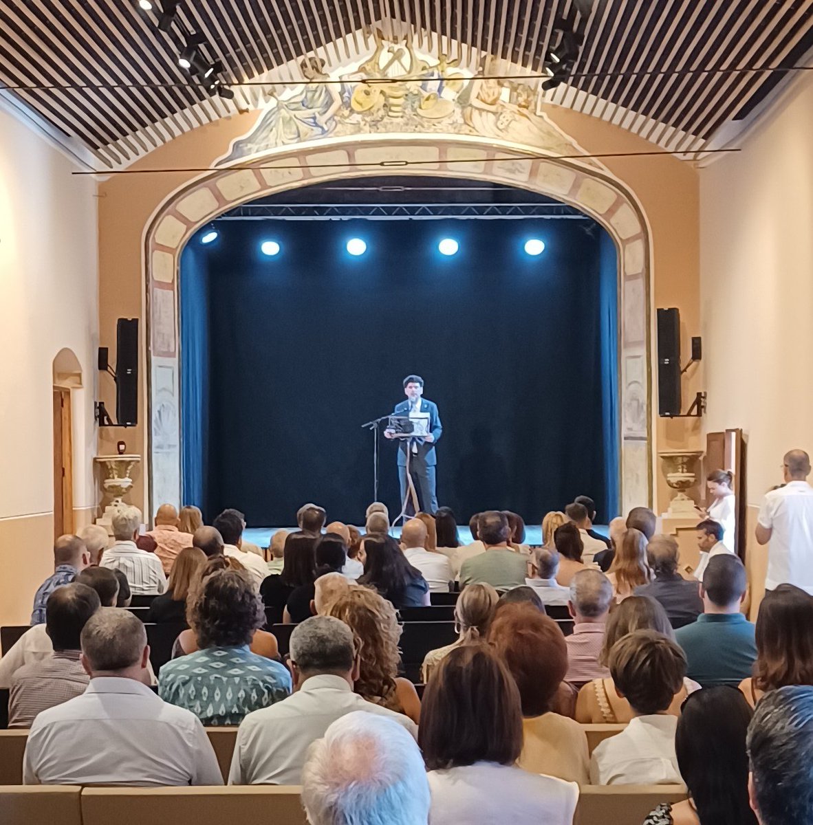 El alcalde de <a href="/ajbetxi/">Ajuntament de Betxí</a> <a href="/Alfredremolar/">Alfred Remolar</a> emula a Julio Iglesias en la inauguración de la recuperación del Palau-Castell con la estrofa de la canción 'la vida sigue igual': 'Al final las obras quedan las gentes se van'.