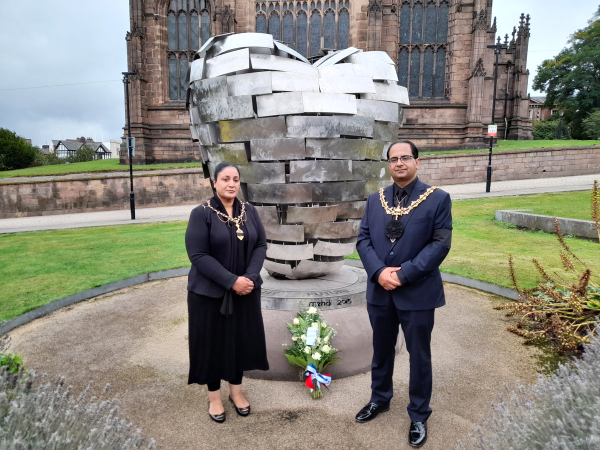 “She leaves a fantastic legacy for humanity, serving as a monarch throughout her long life, being an example and leading the way.” @RotherhamMayor lays first official bouquet in tribute to the Queen. @RothMinster @RMBCPress rotherhamadvertiser.co.uk/news/view,a-fa…