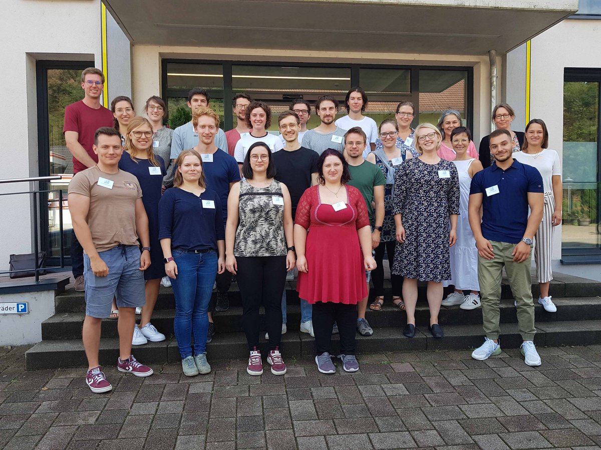 uni_ulm's tweet photo. Wie kann die #Arztpraxis im ländlichen Raum zukünftig aussehen? Mit dieser Frage beschäftigen sich #Medizinstudierende aus ganz #Deutschland bei der #summerschool #Allgemeinmedizin 2022 im #Kinzigtal. https://t.co/K0j3kMlC6N *red @DESAM_Stiftung #uulm https://t.co/nwL3RhzI0b