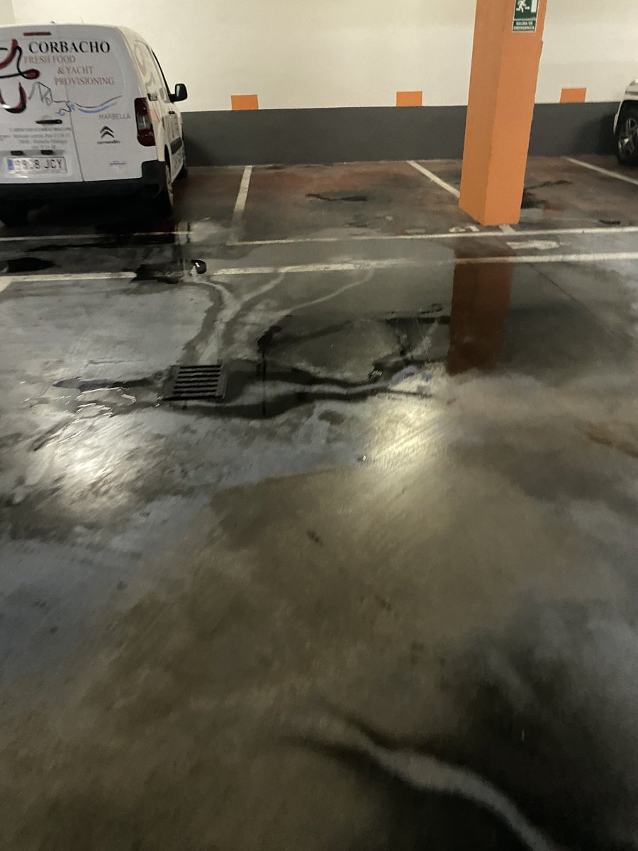 MisterEspeto's tweet photo. Cuando ir al mercado se convierte en un deporte de riesgo. El parking convertido en una pista de patinaje que casi me cuesta un par de huesos hoy. A quien corresponda. @Ayto_Marbella https://t.co/bq2rljrGDp