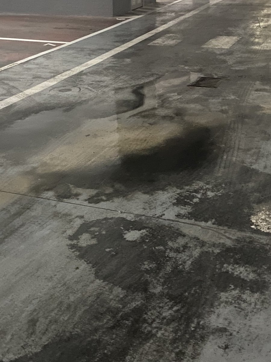 MisterEspeto's tweet photo. Cuando ir al mercado se convierte en un deporte de riesgo. El parking convertido en una pista de patinaje que casi me cuesta un par de huesos hoy. A quien corresponda. @Ayto_Marbella https://t.co/bq2rljrGDp