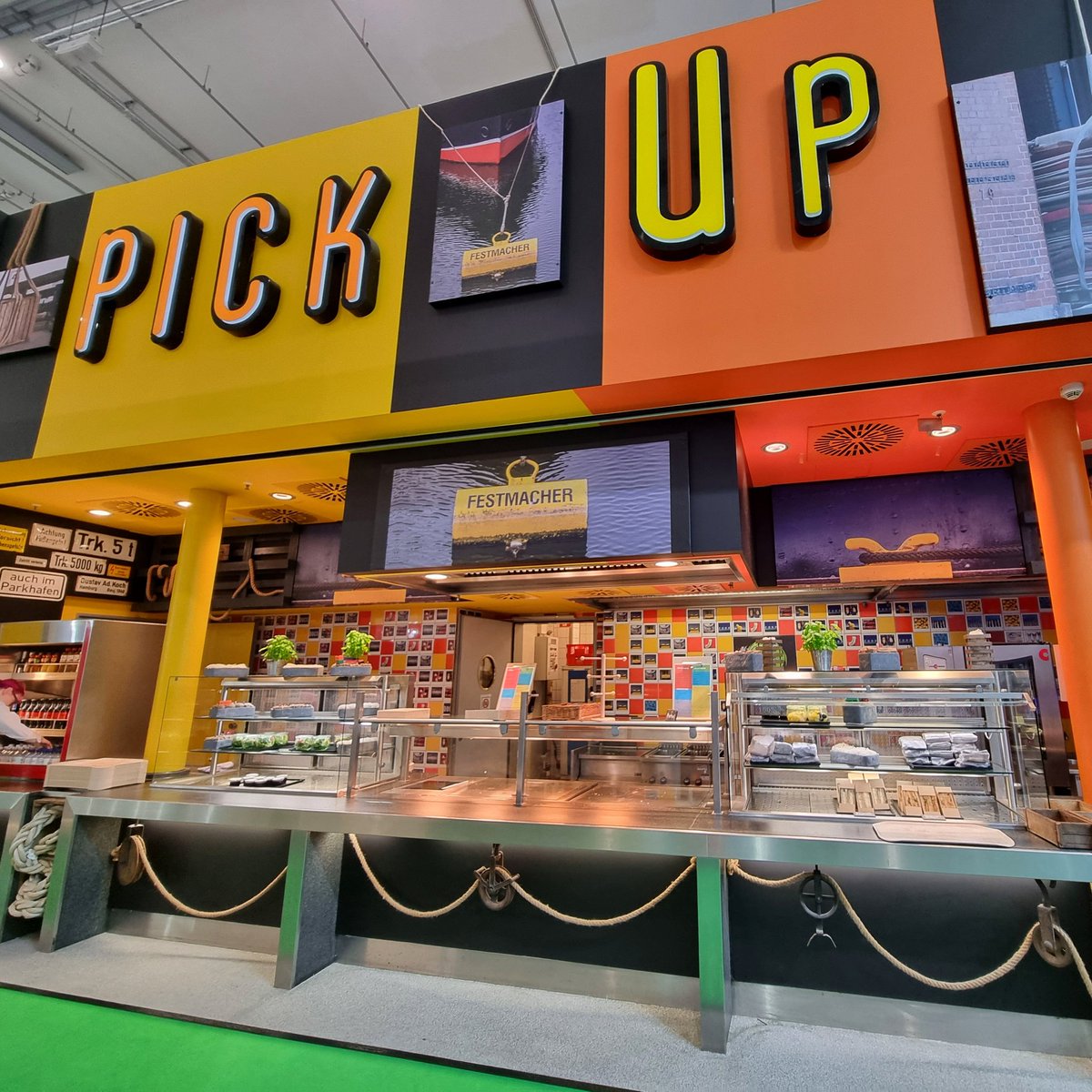 Feinkost Käfer launches its "NO FOOD WASTE" campaign starting today at 2 pm. Get your snacks and treats in the last hours of #SMMfair with a 50% discount.
Enjoy your meal and have a good trip home!
#drivingthemaritimetransition