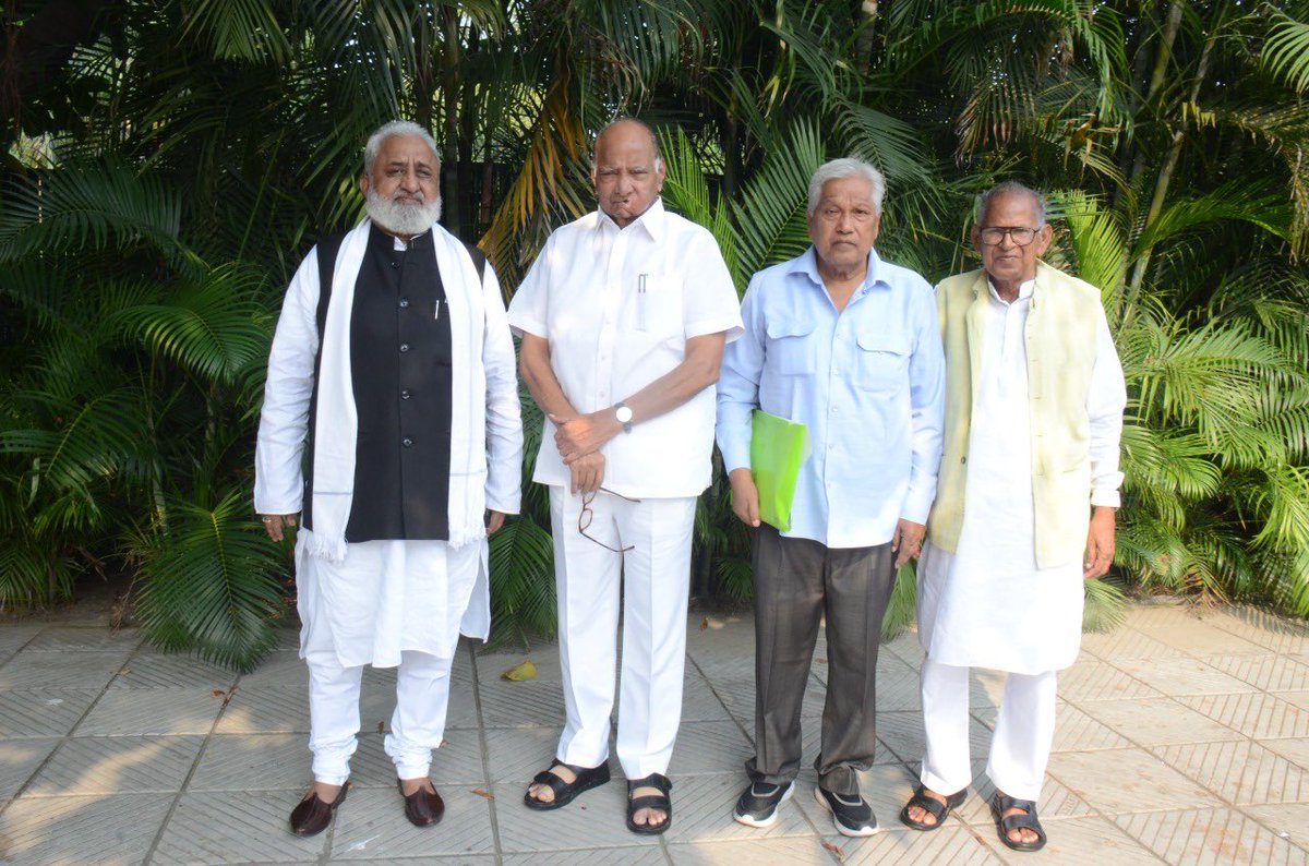 vidrohivaani's tweet photo. आज दिल्ली में आदरणीय शरद पवार साहब के निवास पर उत्तर प्रदेश में पार्टी को मज़बूत करने के उपदेश से एक बैठक हुई जिसमें मेरे साथ सिधौली से पूर्व विधायक रामलाल आचार्य और डी के यादव मौजूद थे।
आचार्य जी ने भूतपूर्व सांसद और विधायकों की एक संगठन बनाए है जिसमें 1400 सांसद 70 विधायक है। https://t.co/c6P3rZiOJy