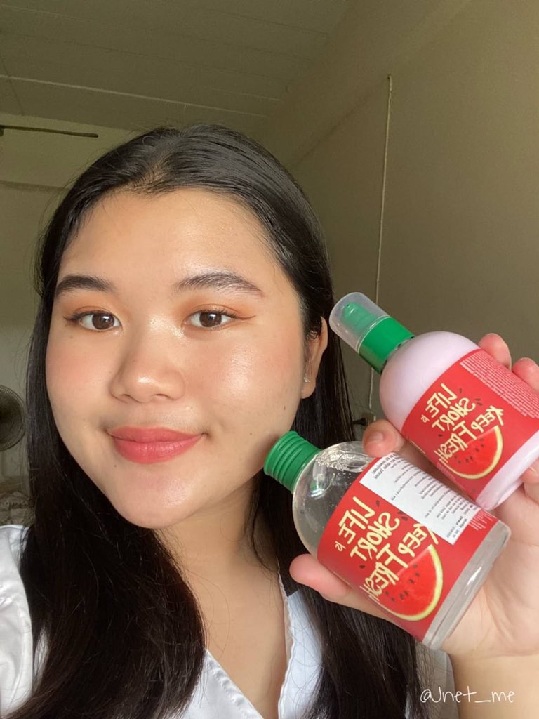 น้อนแตงโม🍉 แบรนด์น้องใหม่ FARMSKIN มี2สูตรใช้คู่กัน โทนเนอร์กับตัวอิมัลชั่น กลิ่นหอมแตงโมอ่อนๆดีมากก แต่กินไม่ได้เด้อสาว😝 ทาเช้าเย็นได้เลย โดยเฉพาะก่อนแต่งหน้า ผิวชุ่มชื้นฉ่ำมงแบบสุด👑✨ #BTFarmskin #โทนเนอร์น้ำตบแตงโม