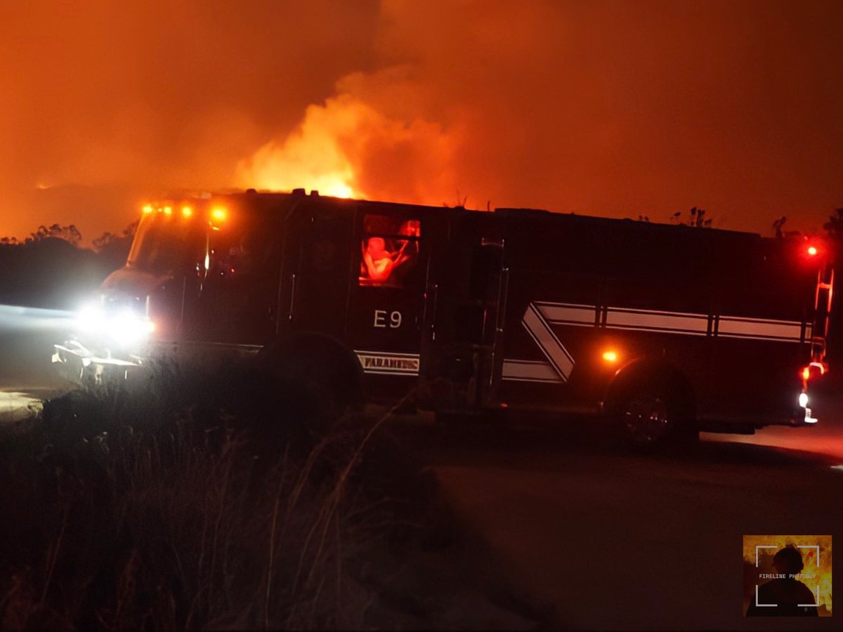 Firelinephotogy's tweet photo. Picture taken off of Red Mountain Road fire behavior is extremely dangerous. Fire continues to push towards Minto Way &amp; Hyde Rd. #RiversideCounty #FairviewFire #HemetCA #HemetFire https://t.co/2WlkTJWsDC