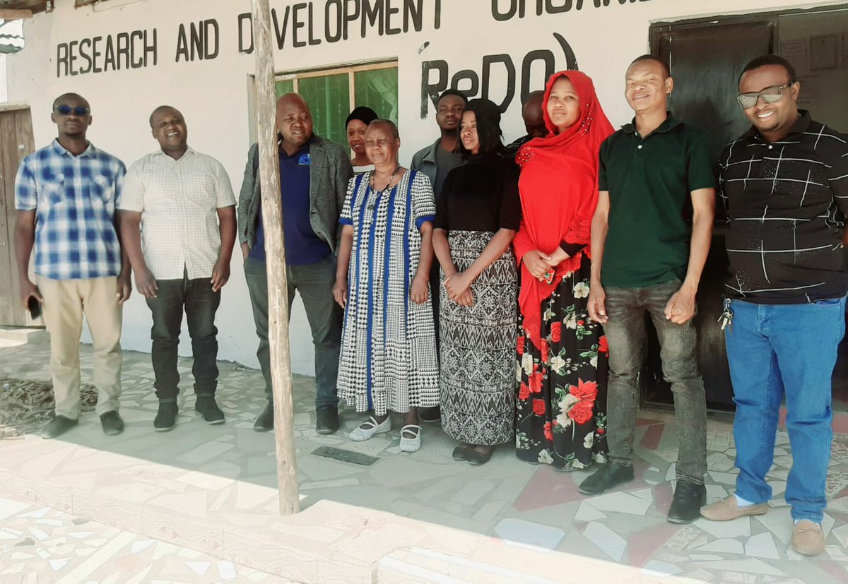 ReDOTanzania's tweet photo. Mr. Nicholas Mhozya (3rd from right) from @FCSTZ early today visited our office. Among other things, we discussed on how to take off with our new partnership which aims to advance our mission in serving the needy communities of Tanzania through SAMs/PETs in agriculture.
#MCAMA https://t.co/hu9fATzlZ2