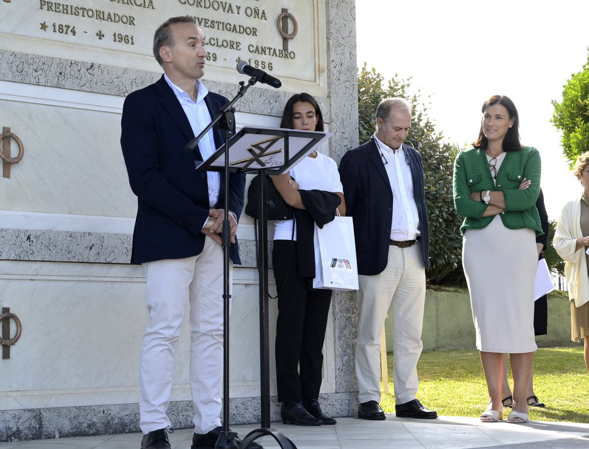 gemaigual's tweet image. Los restos de #MarioCamus descansan ya en el Panteón de Ilustres del @cemen_ciriego 
🖤Ceremonia de homenaje al cineasta y escritor santanderino junto a su familia y amigos👇🏻#Santander expresa una vez más el reconocimiento y orgullo hacia una figura artística excepcional