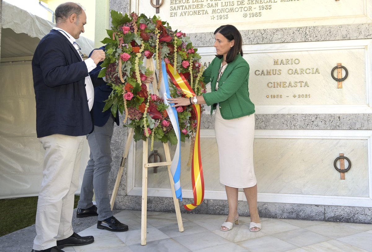 gemaigual's tweet image. Los restos de #MarioCamus descansan ya en el Panteón de Ilustres del @cemen_ciriego 
🖤Ceremonia de homenaje al cineasta y escritor santanderino junto a su familia y amigos👇🏻#Santander expresa una vez más el reconocimiento y orgullo hacia una figura artística excepcional