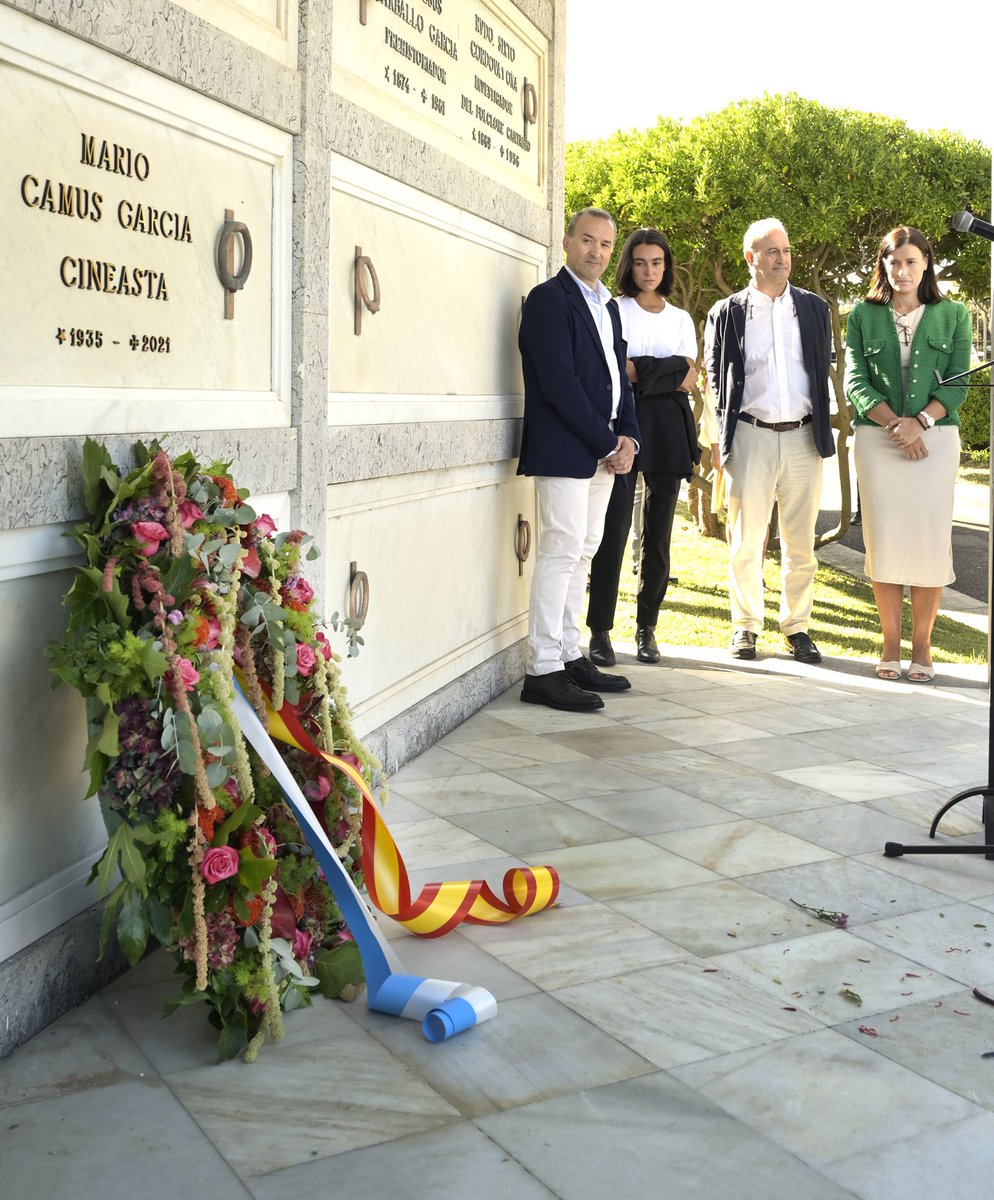gemaigual's tweet image. Los restos de #MarioCamus descansan ya en el Panteón de Ilustres del @cemen_ciriego 
🖤Ceremonia de homenaje al cineasta y escritor santanderino junto a su familia y amigos👇🏻#Santander expresa una vez más el reconocimiento y orgullo hacia una figura artística excepcional